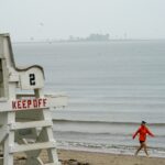 2-fisherman-rescued,-1-still-missing-after-rising-tide-traps-them-on-reef-at-conn.-beach