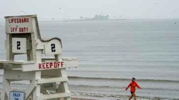 2-fisherman-rescued,-1-still-missing-after-rising-tide-traps-them-on-reef-at-conn.-beach