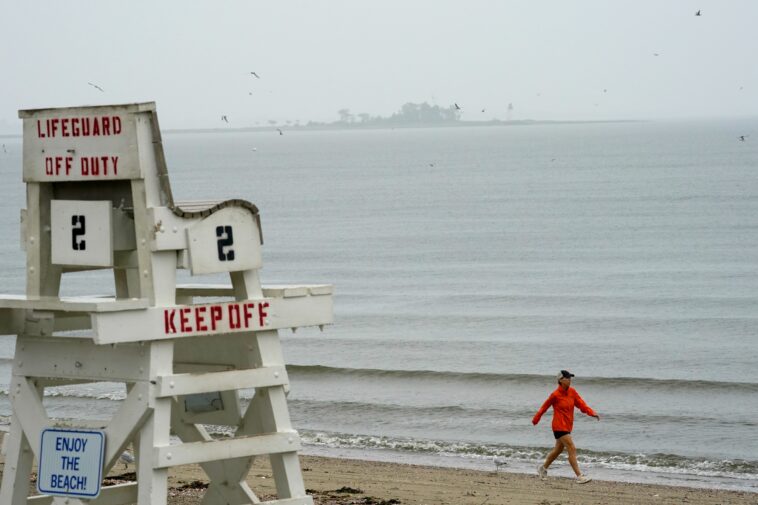 2-fisherman-rescued,-1-still-missing-after-rising-tide-traps-them-on-reef-at-conn.-beach