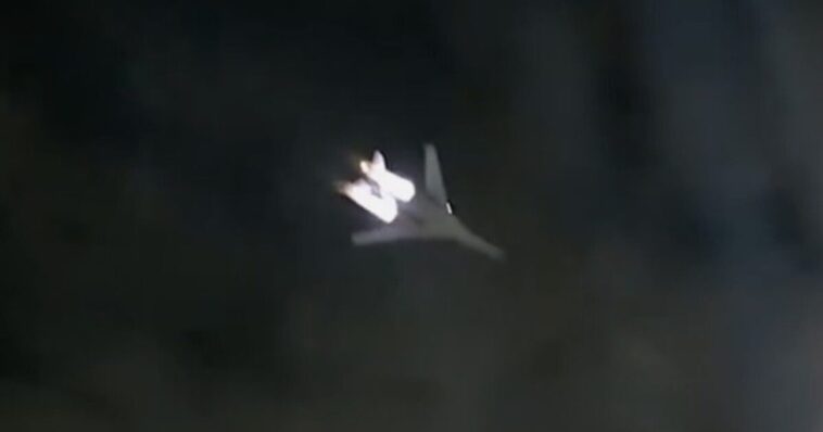 epic!-supersonic-b-1-bomber-flies-over-white-house-during-ufc-freedom-250-(video)