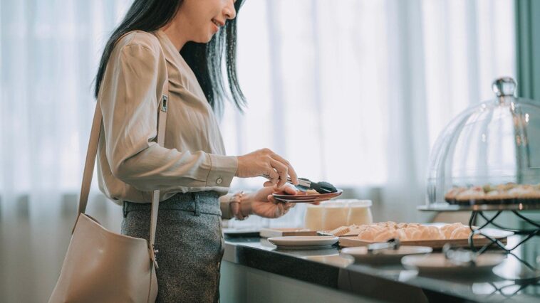 crowded-airport-lounges-force-airlines-to-rethink-future-of-travel-perks-for-fliers
