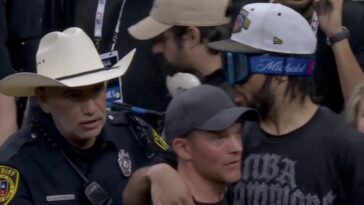 jalen-brunson-has-curious-moment-with-cop-during-knicks-celebration:-‘don’t-push-him’