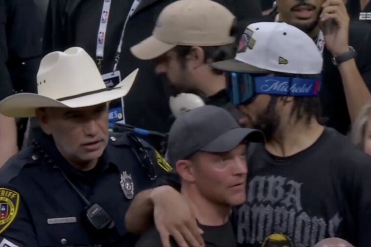 jalen-brunson-has-curious-moment-with-cop-during-knicks-celebration:-‘don’t-push-him’