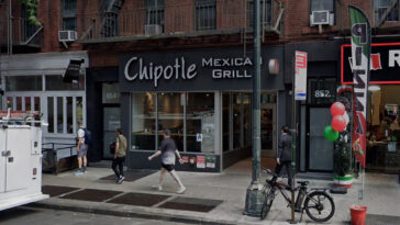 teen-stabbed-in-gut-by-3-strangers-at-midtown-chipotle