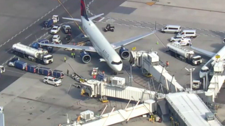 fdny-deploys-140+-personnel-to-jfk-after-delta-flight-reported-with-flat-tires-on-approach-to-landing