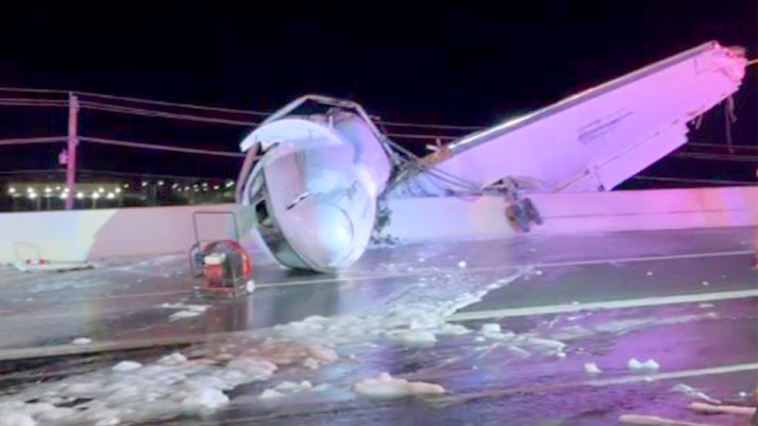 texas-plane-crash-leaves-one-dead,-more-injured-after-business-jet-catches-fire-on-highway
