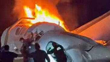 watch:-rescuers-pull-survivors-from-plane-crash-on-texas-highway