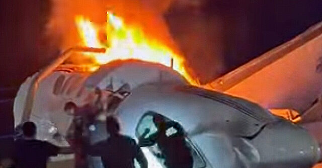 watch:-rescuers-pull-survivors-from-plane-crash-on-texas-highway