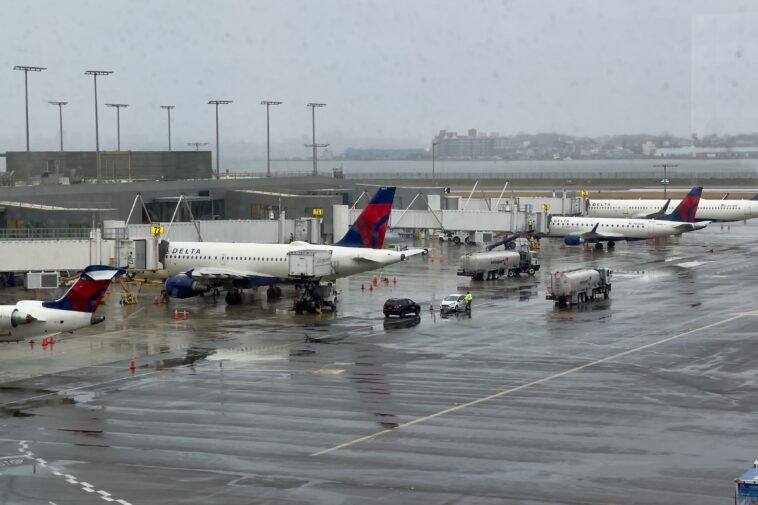 laguardia-shuts-down-runway-for-second-time-in-weeks-after-pavement-issue-resurfaces