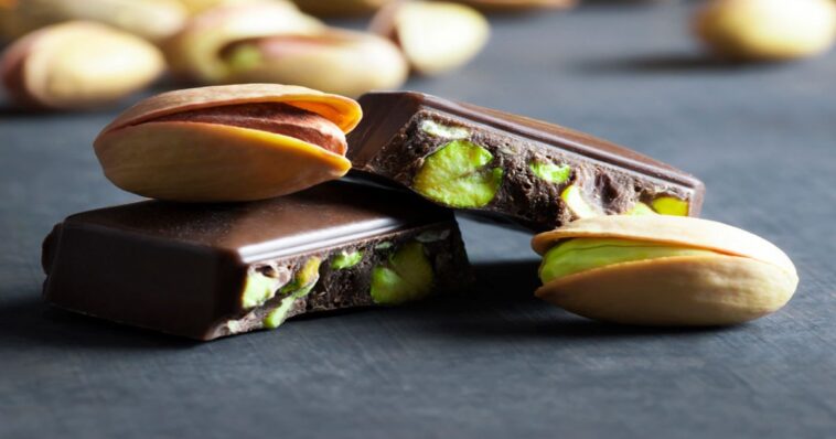 pistachios-and-chocolate:-this-combo-burns-fat,-lowers-blood-pressure,-feeds-a-healthy-gut