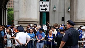 chaos-erupts-after-outraged-knicks-fans-trapped-in-subway-stations,-locked-out-of-nyc-parade-by-nypd