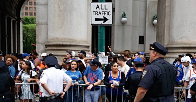 chaos-erupts-after-outraged-knicks-fans-trapped-in-subway-stations,-locked-out-of-nyc-parade-by-nypd