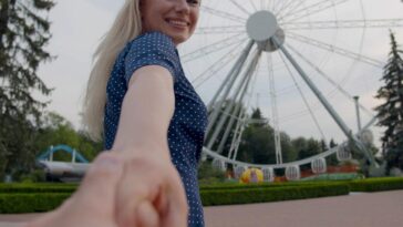 couple-set-mood-for-guns-n’-roses-by-hooking-up-on-a-ferris-wheel-&-best-friend’s-wife-sends-birthday-suit-pic