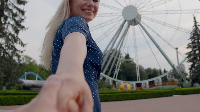 couple-set-mood-for-guns-n’-roses-by-hooking-up-on-a-ferris-wheel-&-best-friend’s-wife-sends-birthday-suit-pic