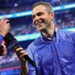 mets-tv-reporter-has-a-heck-of-a-time-trying-to-get-through-a-skyline-chili-dog-on-air
