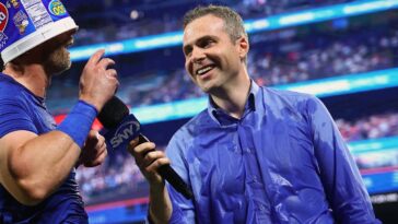 mets-tv-reporter-has-a-heck-of-a-time-trying-to-get-through-a-skyline-chili-dog-on-air