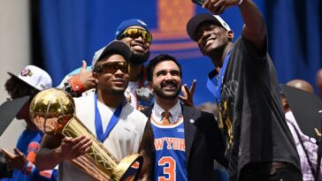 mamdani-soaks-up-spotlight-with-droning,-nearly-10-minute-speech-at-knicks-nyc-ceremony
