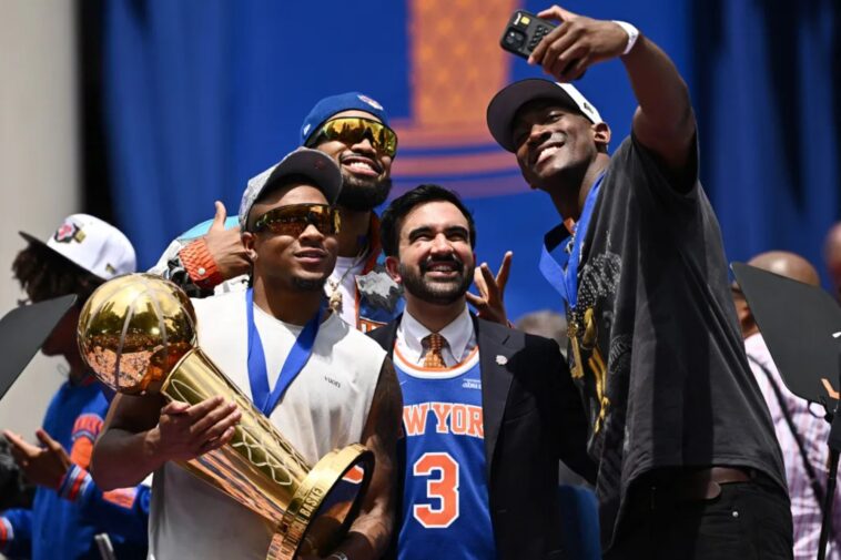 mamdani-soaks-up-spotlight-with-droning,-nearly-10-minute-speech-at-knicks-nyc-ceremony