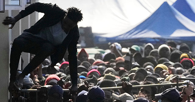 police-battle-migrant-protesters-at-south-african-deportation-facility
