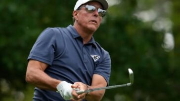 phil-mickelson-resigns-from-country-club-following-sexual-assault-allegations,-lawyer-says