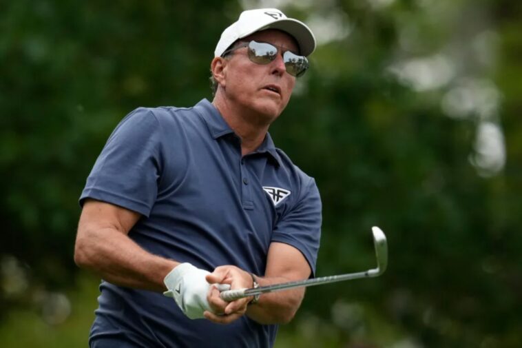 phil-mickelson-resigns-from-country-club-following-sexual-assault-allegations,-lawyer-says