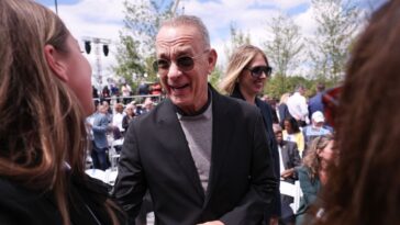 watch:-tom-hanks-painful-insult-to-msnow-interviewer-goes-viral-during-obama-presidential-center-opening