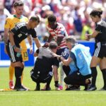 folarin-balogun-coaches-referee-through-stretches-after-official-cramps-up-during-usa-vs-australia-match