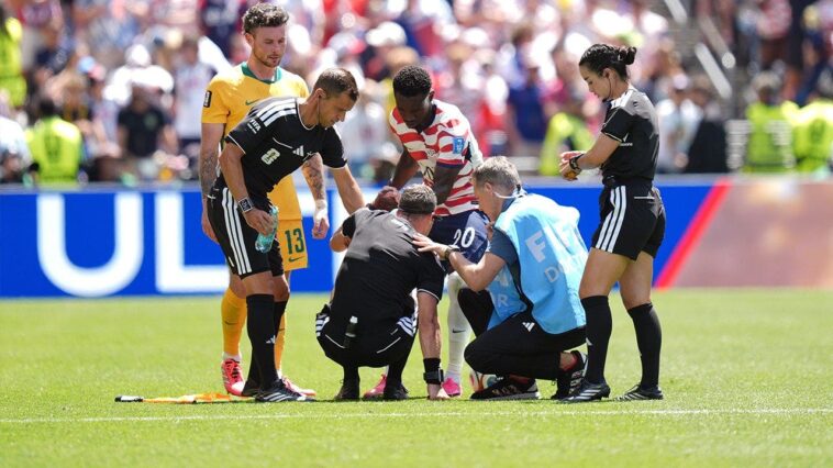 folarin-balogun-coaches-referee-through-stretches-after-official-cramps-up-during-usa-vs-australia-match