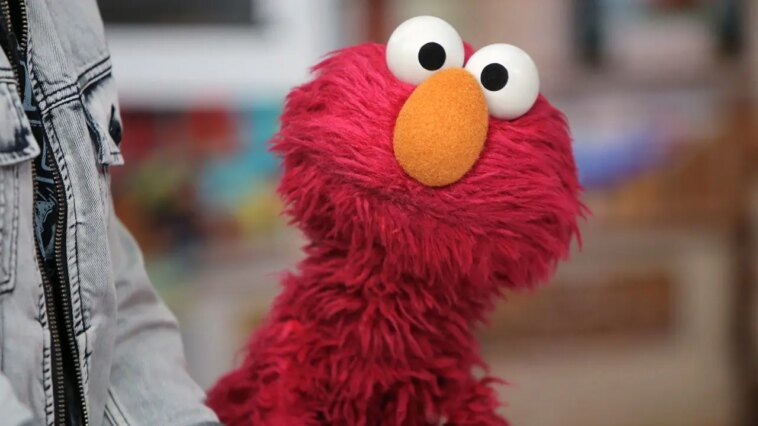 elmo-makes-it-clear-he’s-rooting-for-team-usa-after-new-york-knicks-fans-put-his-head-on-a-pike