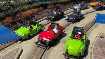 iconic-disneyland-attraction-must-switch-to-electric-vehicles-to-comply-with-blue-state’s-emissions-standards