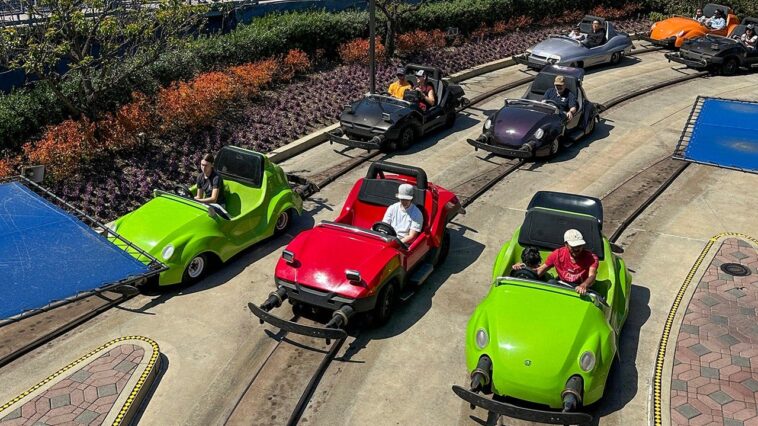iconic-disneyland-attraction-must-switch-to-electric-vehicles-to-comply-with-blue-state’s-emissions-standards