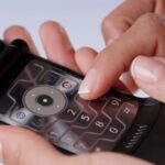 retro-brand-revives-flip-phone-to-take-on-smartphone-addiction-but-it’s-not-cheap.