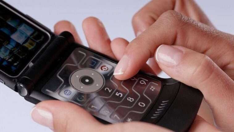 retro-brand-revives-flip-phone-to-take-on-smartphone-addiction-but-it’s-not-cheap.