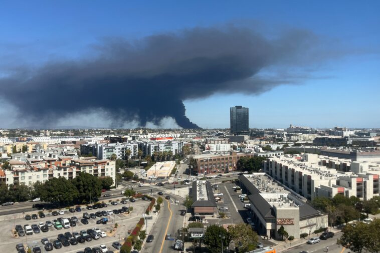 state-of-emergency-warning-rocks-la-as-warehouse-fire-spews-dangerous-smoke-across-city