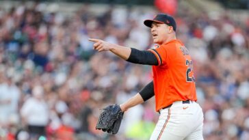 tarik-skubal-gets-into-shouting-match-with-rival’s-dugout-after-strikeout,-held-back-by-teammate