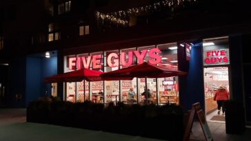 watch:-mob-of-“youths”-takes-over-five-guys-in-new-york-after-nba-finals-game-4,-jump-counter-and-launch-chairs-in-violent-attack-on-employee