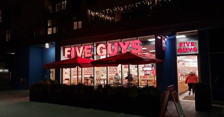 watch:-mob-of-“youths”-takes-over-five-guys-in-new-york-after-nba-finals-game-4,-jump-counter-and-launch-chairs-in-violent-attack-on-employee
