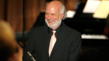 james-burrows,-legendary-hollywood-director-behind-‘cheers,’-‘friends’-and-‘will-&-grace,’-dies-at-85