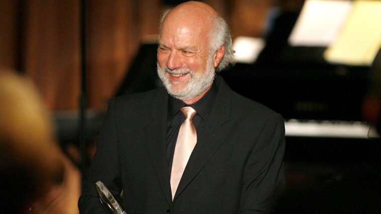 james-burrows,-legendary-hollywood-director-behind-‘cheers,’-‘friends’-and-‘will-&-grace,’-dies-at-85