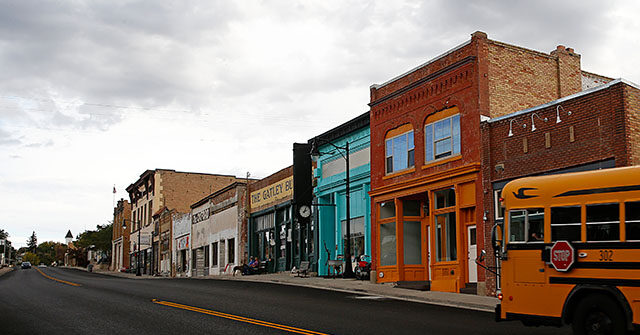 watch:-utah-wildfire-threatens-small-old-west-mining-town,-residents-evacuate