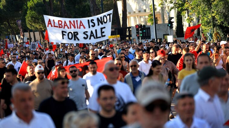 albanian-protesters-flood-streets-demanding-prime-minister’s-resignation-amid-corruption-accusations