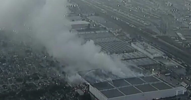 (video)-los-angeles-warehouse-fire-rages-into-sixth-day-as-newsom-declares-state-of-emergency-and-shelter-in-place-orders