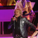 video:-rocker-rod-stewart-seen-taking-oxygen-after-nearly-fainting-during-utah-concert