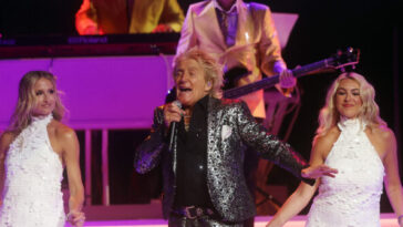 video:-rocker-rod-stewart-seen-taking-oxygen-after-nearly-fainting-during-utah-concert