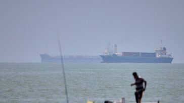 tankers-continue-moving-through-strait-of-hormuz-despite-iranian-threats