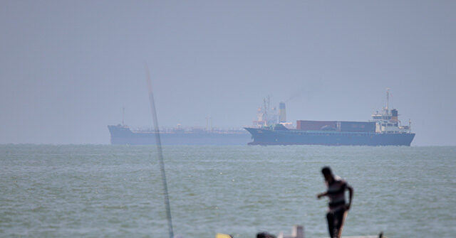 tankers-continue-moving-through-strait-of-hormuz-despite-iranian-threats