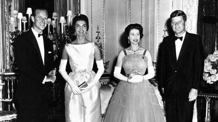 jackie-kennedy-was-unimpressed-by-buckingham-palace-until-queen-elizabeth’s-advice-changed-everything:-author