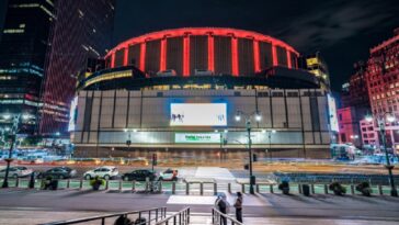 band-left-‘reeling’-after-fan-plunges-to-his-death-during-madison-square-garden-concert