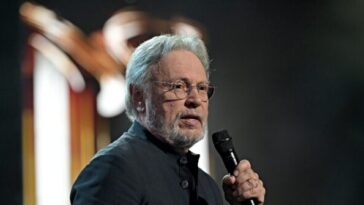 actor-billy-crystal-teams-with-adam-schiff-to-help-democrats-raise-campaign-cash-ahead-of-midterms