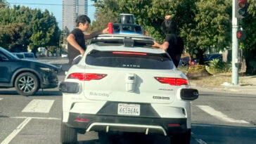 wild-moment-teenagers-and-a-nine-year-old-hang-out-of-fast-moving-waymo-in-santa-monica